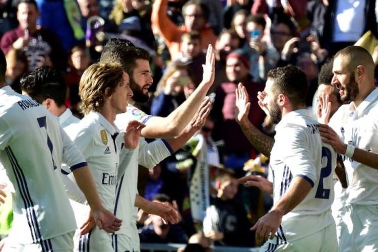 Perayaan gol Real Madrid ke gawang Granada pada partai lanjutan La Liga di Stadion Santiago Bernabeu, Sabtu (7/1/2016). 