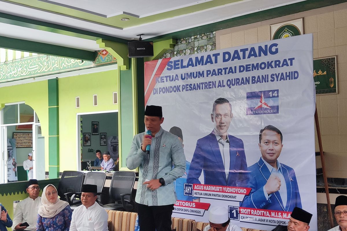Ketua Umum (Ketum) Partai Demokrat Agus Harimurti Yudhoyono (AHY) ditemani sang istri, Anisa Pohan, mengunjungi Pondok Pesantren Al Quran Bani Syahid, Cimanggis, Depok, Jawa Barat, Senin (4/12/2023) siang.