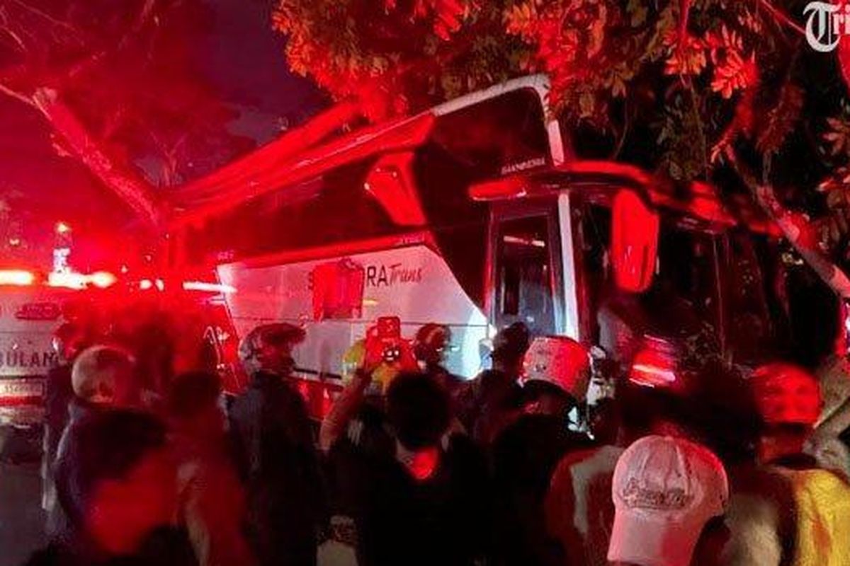 Kecelakaan bus pariwisata Sakhindra Trans melibatkan beberapa kendaraan terjadi di depan Batu Town Square (Batos) Kota Batu, Rabu (8/1/2025) malam.

