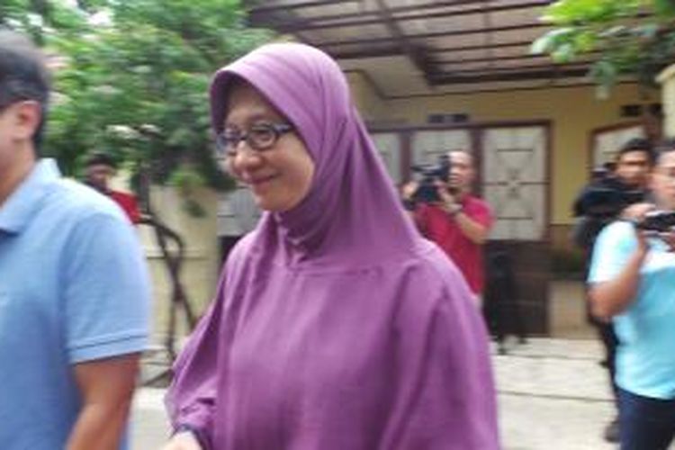 Istri dari Anas Urbaningrum, Atthiyah Laila, terlihat keluar masuk dua rumah Anas yang tengah dalam proses penggeledahan oleh tim penyidik Komisi Pemberantasan Korupsi (KPK). Selasa (12/11/2013).