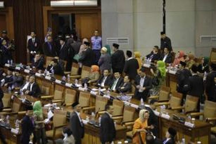 Anggota DPR-RI dari Partai Kebangkitan Bangsa (PKB) melakukan aksi 'walkout' saat sidang paripurna pemilihan pimpinan DPR 2014-2019, di Gedung Rapat Paripurna Nusantara II DPR-RI, Senayan, Jakarta, Kamis (2/10/2014). Sidang ini menetapkan Setya Novanto dari Fraksi Partai Golkar sebagai Ketua DPR.