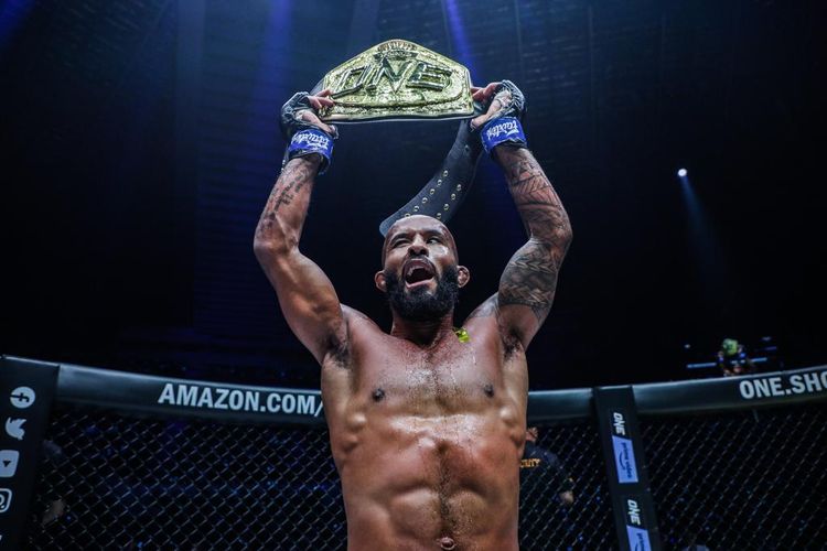 Demtrious Johnson menjadi Juara Dunia ONE Flyweight baru setelah mengalahkan pemegang sabuk sebelumnya Adriano Moraes pada laga bertajuk ONE on Prime Video 1 di Singapore Indoor Stadium, Sabtu (27/8/2022) pagi WIB. 