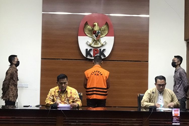 Komisi Pemberantasan Korupsi (KPK) menetapkan aparatur sipil negara (ASN) Lampung Utara, Akbar Tandiniria Mangkunegara sebagai tersangka pada Jumat (15/10/2021).