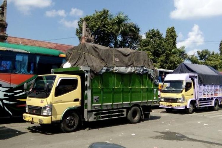 Antrean truk menuju jembatan timbang di Gilimanuk, Jembrana Bali.