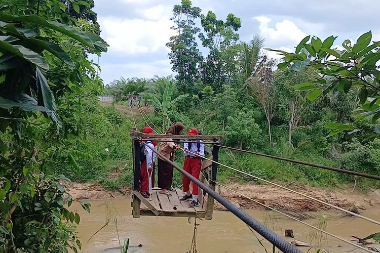 Bertaruh Nyawa di Atas Sungai Santan, Kisah Anak-anak Marangkayu Bergelantungan demi Bisa Bersekolah