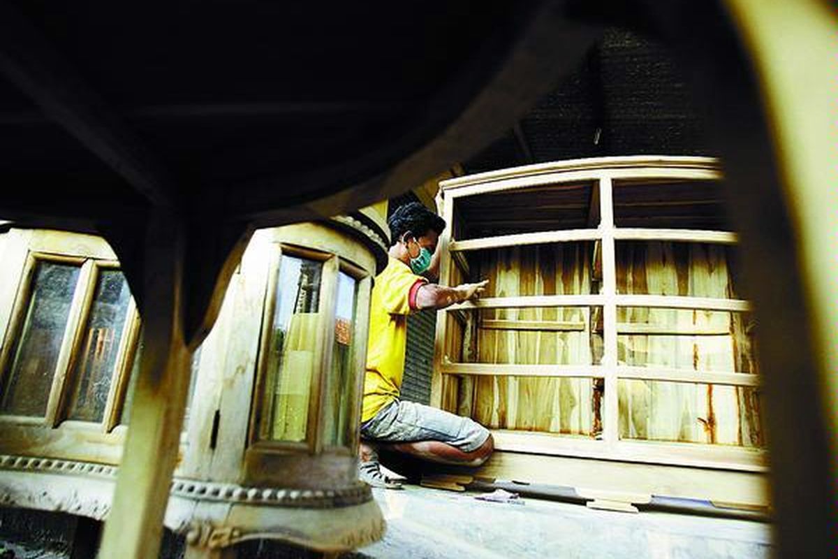 Perajin mebel di kawasan Beji, Depok, Jawa Barat, menyelesaikan lemari dari kayu jati, Senin (14/7). Untuk menyiasati kenaikan harga bahan baku dan ongkos transportasi, tanpa mengurangi kualitas mebel, perajin mengurangi ketebalan kayu.  