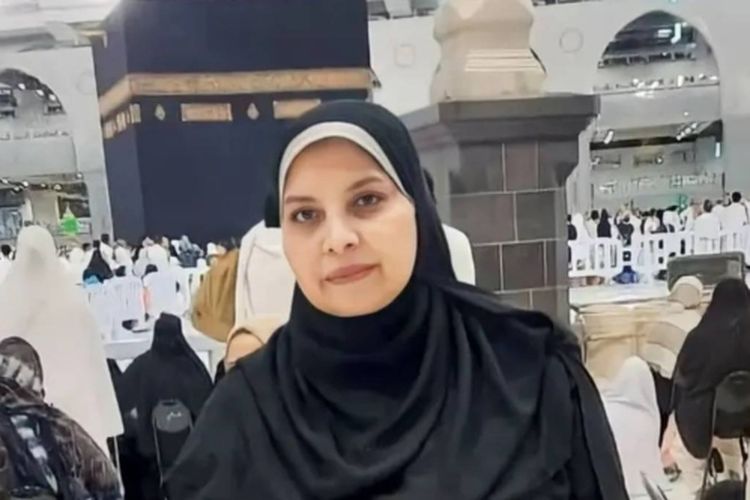Unggahan emosional oleh seorang dokter asal Mesir tentang istrinya yang mengembuskan napas terakhir saat melakukan umrah di dekat ka'bah menjadi viral di media sosial Arab Saudi. Perempuan itu bernama Heba.
