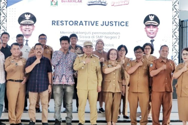 Foto: Hisar Pangaribuan dan Roresky Harahap dipertemukan dalam Restorative Justice di Pendopo Rumah Dinas Bupati Simalungun, Pematang Raya. Dokumentasi: Pemkab Simalungun.
