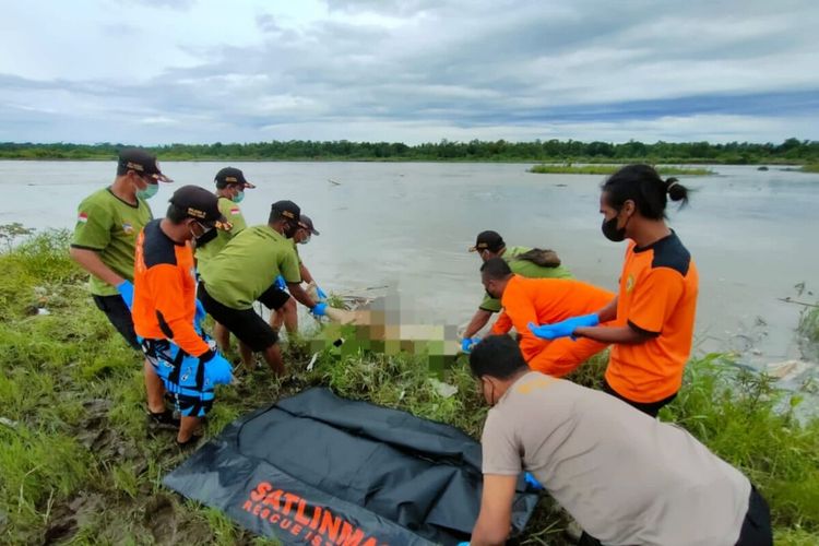 Tim SAR Gabungan Mengevakuasi Mayat di Sungai Progo, Bantul Selasa (15/3/2022)