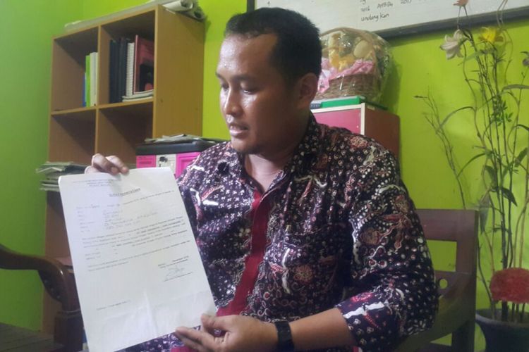 SURAT PERNYATAAN --Kepala Desa Tambakmas, Kecamatan Kebonsari, Kabupaten Madiun, Sugeng Wibowo menunjukan surat pernyataan yang dibuat warganya berisi tidak pernah mengajukan kredit di Koperasi Galang Artha Sejahtera. Namun nama warga itu dicatut untuk mengajukan KUR fiktif di BNI Cabang Madiun, Kamis (12/10/2017).