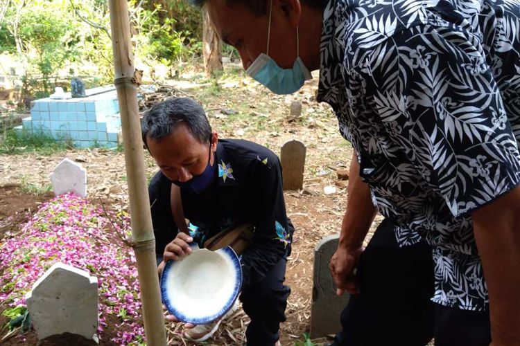 Piring keramik pabrikan Petrus Regout, Kota Maastricht Belanda, ditemukan di pemakaman umum Desa Gejagan, Kecamatan Loceret, Nganjuk. Foto: Disparporabud Nganjuk