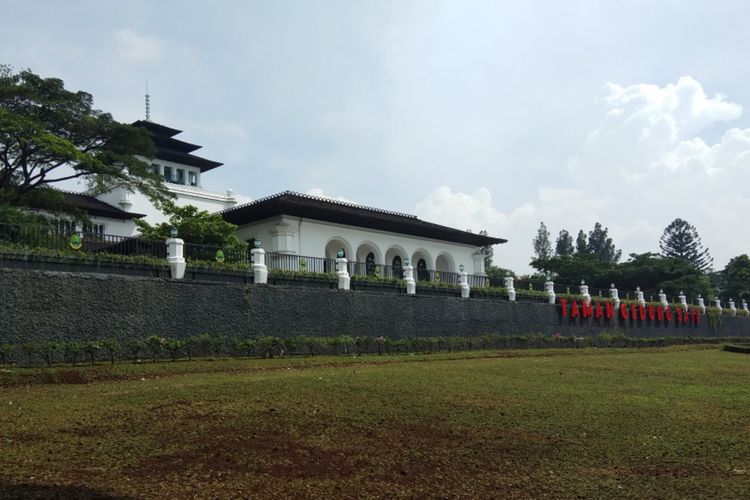 Tampilan halaman Belakang Gedung Sate yang tengah direnovasi.