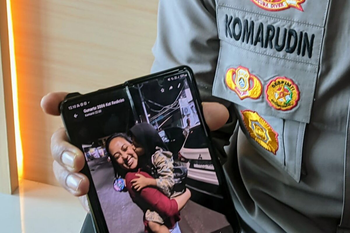 Kapolres Metro Jakarta Pusat Kombes Komarudin menunjukkan foto Malika saat ditemukan oleh penyidik di kawasan Ciledug, Tangerang melalui ponselnya, Selasa (3/1/2023). 