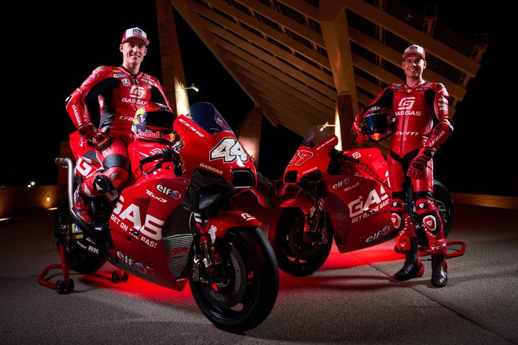 GasGas Tech3 resmi buka selubung untuk bertarung di MtooGP 2023. Tim satelit KTM ini memakai livery serba merah yang mengingatkan dengan tim pabrikan asal Italia, Ducati. 