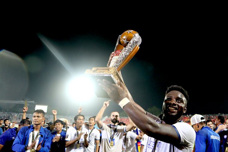 Pemain asing Arema FC Abel Camara mengangkat Piala Presiden 2022 setelah menahan imbang Borneo FC 0-0 pada final leg kedua di Stadion Segiri Samarinda, Minggu (17/7/2022) malam.