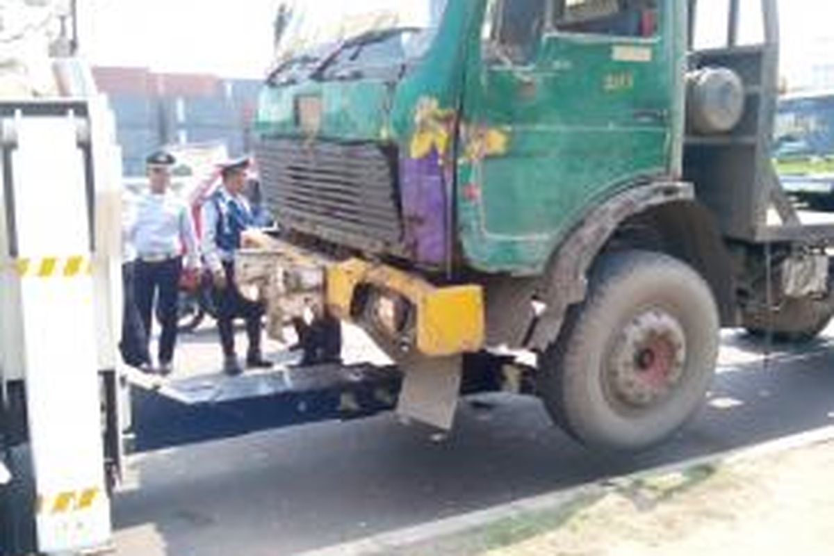 Petugas Dishub melakukan razia terhadap truk kontainer yang parkir liar di sepanjang Jalan Akses Marunda, Cilincing, Jakarta Utara. Senin (8/9/2014).