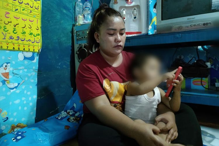 Dewi Yulianti (23) tak kuasa menahan tangis saat menceritakan kondisi putranya, AG (2) yang memiliki lahir tanpa penis, di kediamannga di kawasan Cilincing, Jakarta Utara pada Kamis (25/11/2021).