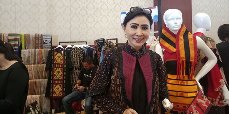 Ketua Dekranasda Provinsi NTT, Julie Sutrisno Laiskodat saat ditemui di gelaran Jakarta Fashion Week 2020 di Senayan City, Jakarta Selatan, Selasa (22/10/2019).