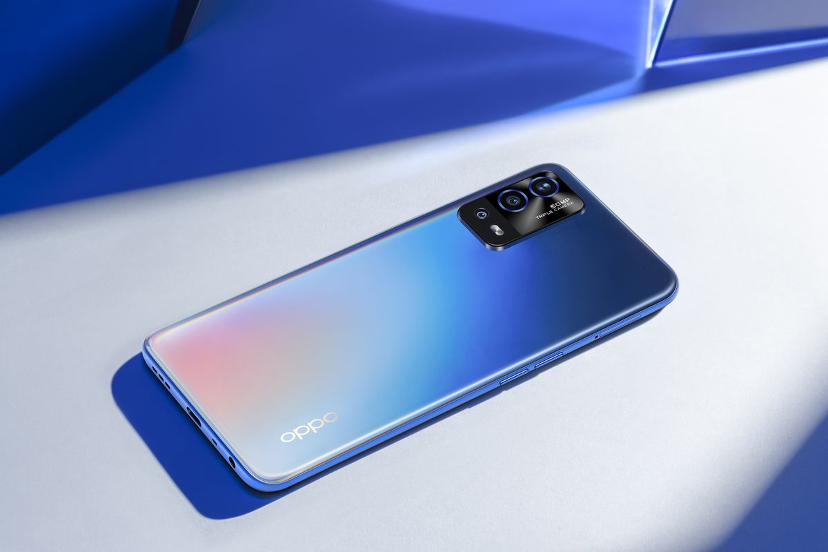 Tampak punggung Oppo A55 varian Rainbow Blue.