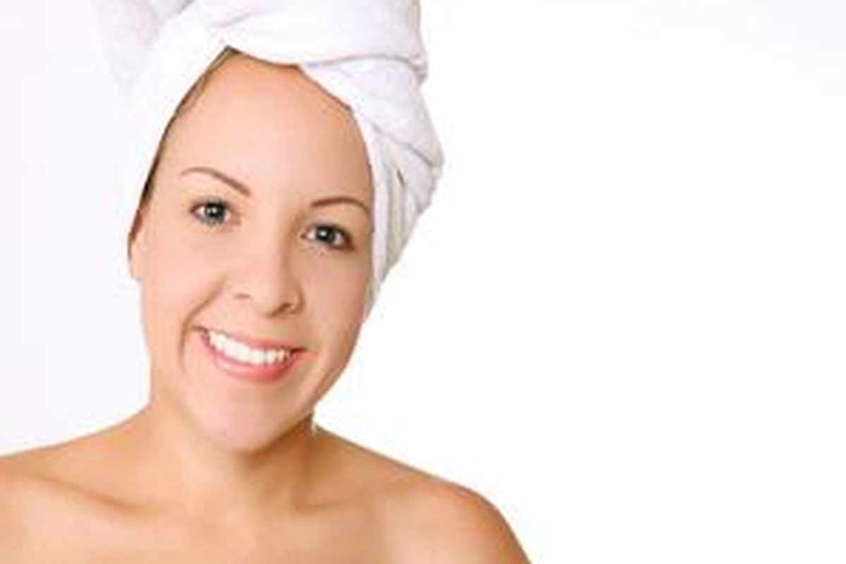 Menjaga keindahan rambut diwarnai bisa dilakukan sendiri di rumah, kok.