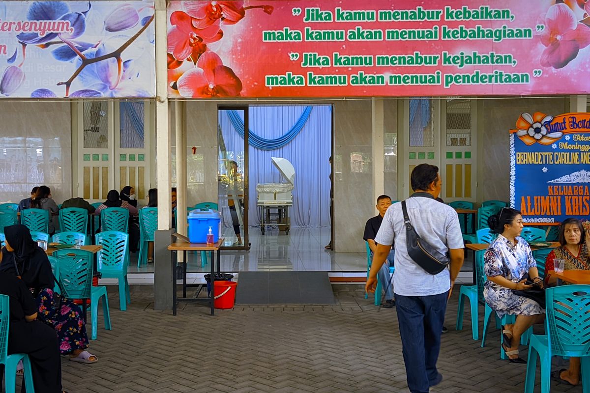 Suasana persemayaman mendiang CA di rumah duka Perkumpulan Sinoman Dana Pangrukti, Kota Kediri, Jawa Timur, Senin (6/11/2023). CA mahasiswi coasistensi dokter hewan kampus Unair sebelumnya ditemukan tewas di dalam mobilnya di Tambak Oso, Sidoarjo, Jawa Timur, diduga akibat bunuh diri, Minggu (5/11/2023).