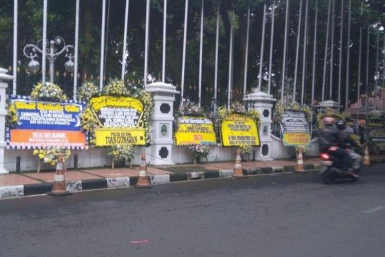 Karangan bunga membanjiri Gedung Pakuan, rumah dinas Gubernur Jawa Barat Ridwan Kamil.