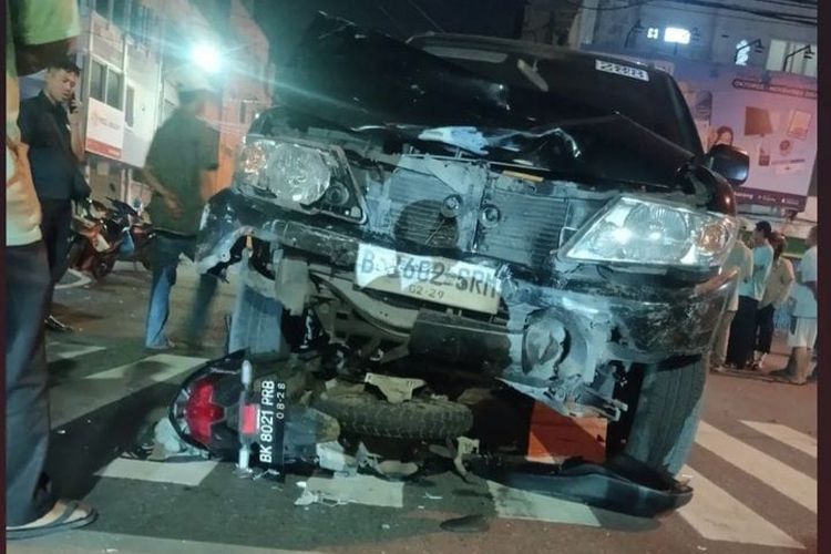 Seorang prajurit TNI Angkatan Udara (AU) inisial R ditabrak mobil saat mengendarai sepeda motor di Jalan Pandu, Kota Medan pada Selasa (19/11/2024).
