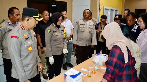 14 Polisi yang Berjaga di Kantor KPU Pekanbaru Jalani Tes Urine