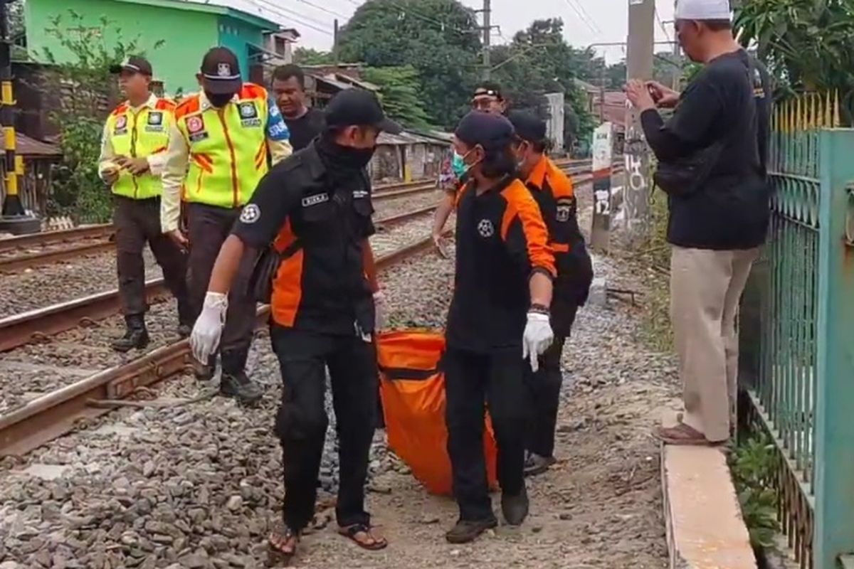 Jasad wanita paruh baya yang tertabrak kereta api di kawasan Tebet Jakarta Selatan, tengah dievakuasi oleh petugas terkait, Rabu (2/8/2023).