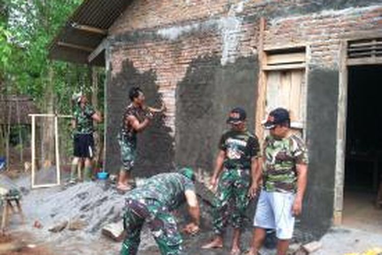 para personil Kodim 0730 Gunungkidul saat memperbaiki rumah Sugeng Hadisuyatna 