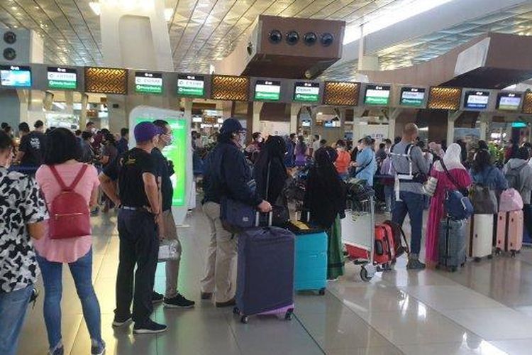 Penumpang tumpah ruah di Terminal 3 Bandara Soekarno-Hatta pada H-4 Lebaran, Kamis (28/4/2022). 