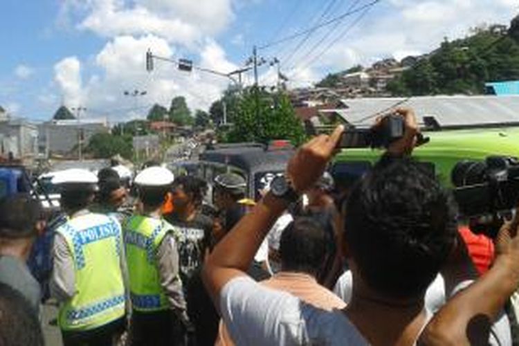 Ratusan sopir angkot dari berbagai jurusan di Kota Ambon, Rabu (19/11/2014) menggelar aksi mogok dengan cara memerkir kendaraan mereka di kawasan Jalan Jendel Sudirman. aksi ini membuat arus lalu lintas di kawasan itu macet parah