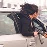 Keluar dari Kaca Mobil Membawa Senapan AK-47, Wanita Ini Viral