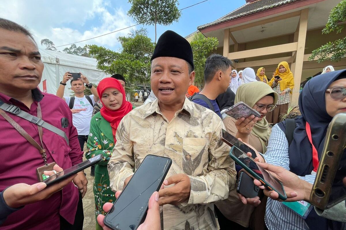 Wakil Gubernur Jawa Barat Uu Ruzhanul Ulum saat menghadiri kegiatan di Pondok Pesantren Persis 259 di Desa Marga Mekar, Kecamatan Pangalengan, Kabupaten Bandung, Jawa Barat pada Kamis (16/3/2023).