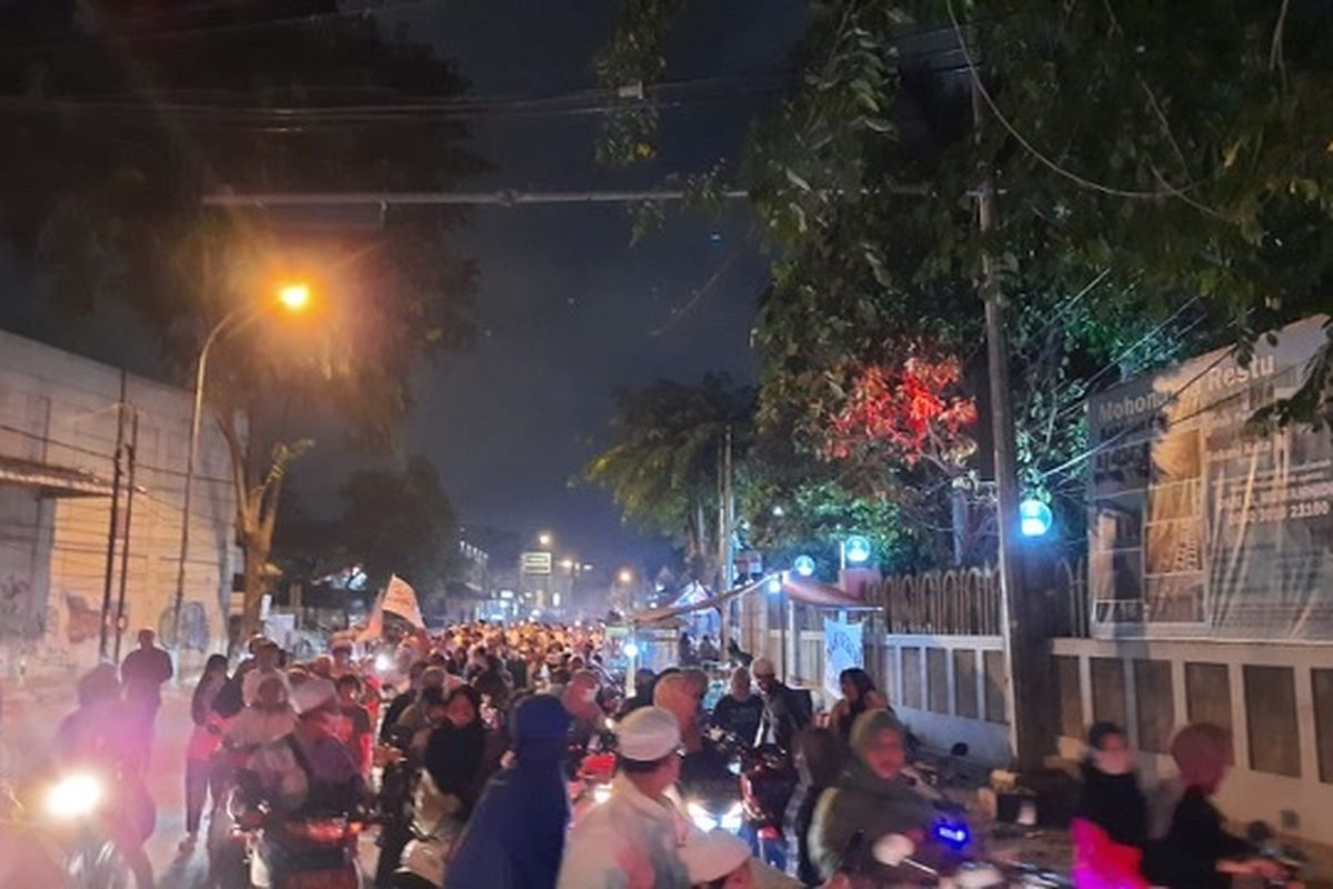 Warga lakukan kegiatan pawai obor di Jalan Juanda, Bekasi Timur, Rabu (18/8/2020).