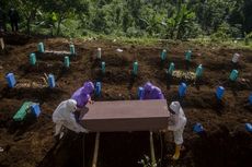 Covid-19 di Indonesia, Keluarga Pasien Menunggu Belasan Jam Menunggu Antrean Pemakaman (2)