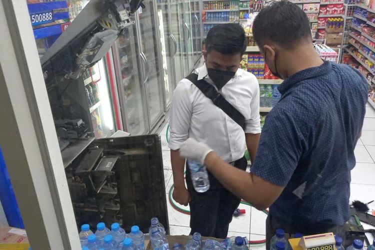 Maling bobol ATM pakai las terekam CCTV di dalam sebuah minimarket, Jalan Perintis Kemerdekaan Kota Tasikmalaya, Senin (18/10/2021) pagi.