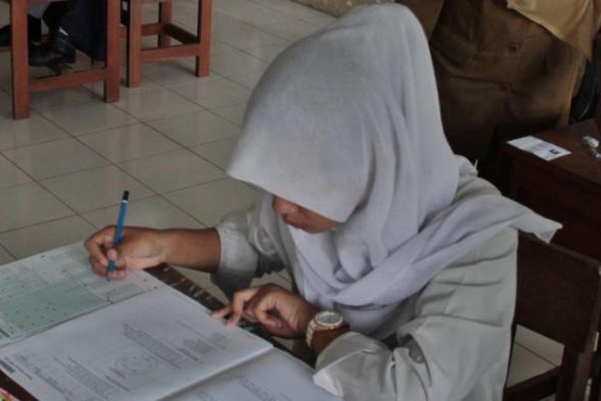 Seorang siswa SMPLB Muhammadiyah, Susukan, Kabupaten Semarang sedang mengikuti Ujian Nasional (UN) di SLB Negeri Ungaran, Senin (5/4/2015)