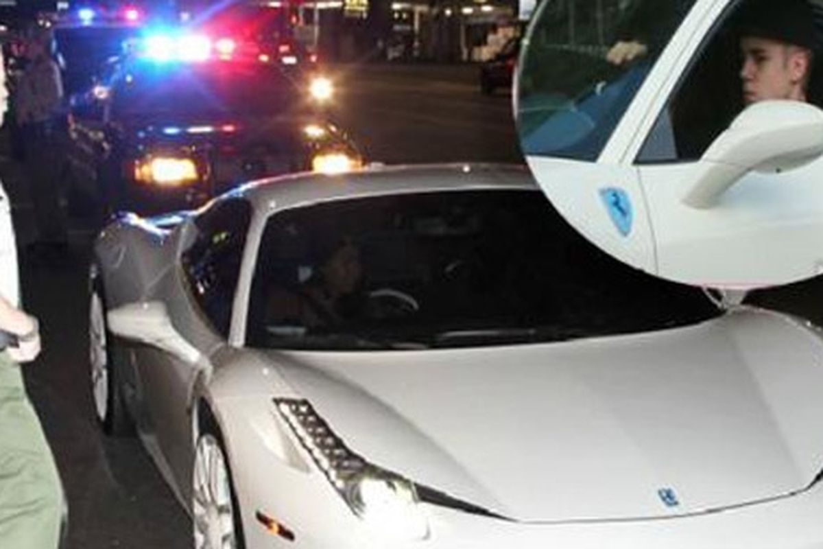 Justin terlihat tengah mengendarai Ferrari Putih.