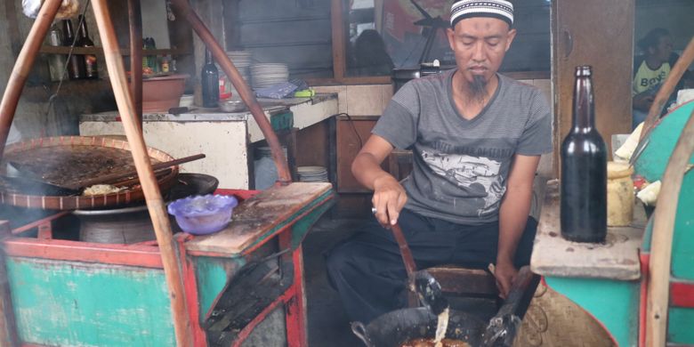 Sudarno (40), sang pemilik Sate Pak Bagong di Kartasura, Jateng, masih terampil melayani pembelinya pukul 10.00-22.00 WIB. Sate Kambing Pak Bagong sendiri telah ada sejak tahun 1966 di tempat yang sama.