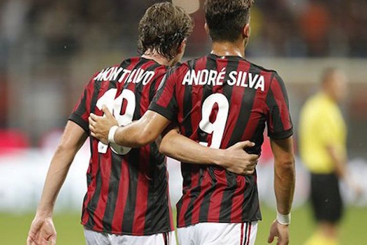 Riccardo Montolivo dan Andre Silva merayakan gol AC Milan ke gawang Shkendija pada pertandingan play-off Liga Europa di San Siro, Kamis (17/8/2017). 