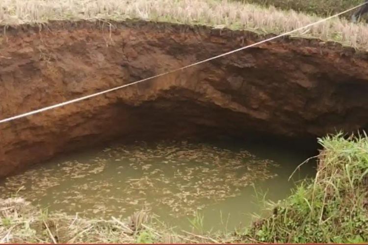 Fenomena sinkhole atau tanah berlubang mengejutkan warga Jorong Tepi, Nagari Situjuah Batua, Kabupaten Lima Puluh Kota, Sumatra Barat, pada Minggu (4/1/2026). 