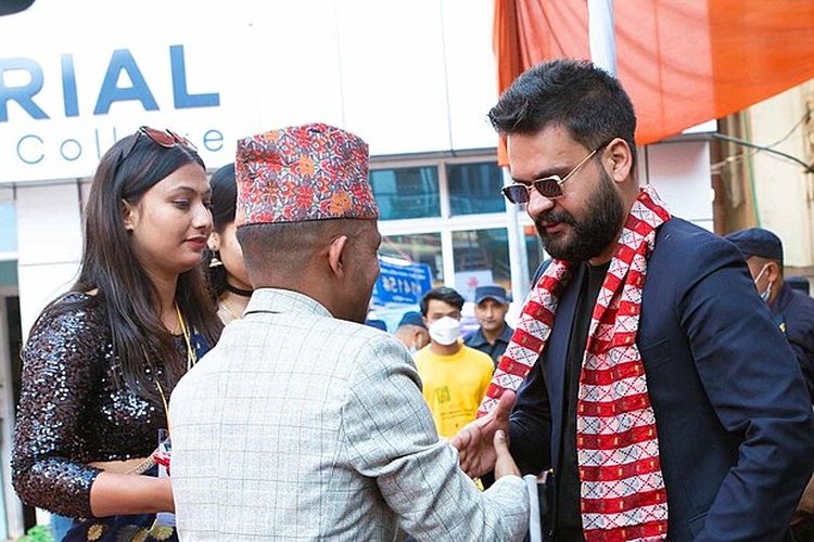 Balendra Shah yang berusia 35 tahun merupakan mantan rapper sebelum terjun ke politik. Kalangan generasi muda Nepal mengharapakannya menjadi perdana menteri yang baru. 