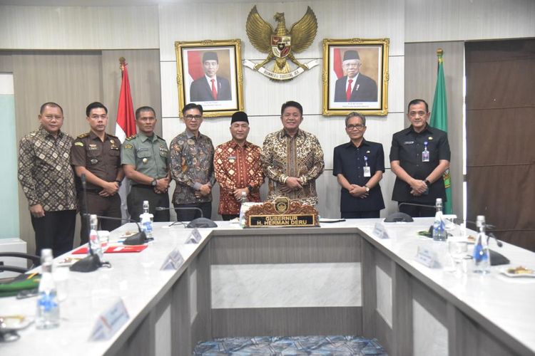 Gubernur Sumatera Selatan (Sumsel) Herman Deru saat menyerahkan Surat Keputusan (SK) Perpanjangan Masa Jabatan Penjabat (Pj) Bupati Musi Banyuasin (Muba) kepada Apriyadi Mahmud di ruang Rapat Bina Praja Setda Provinsi Sumsel, Kamis (25/5/2023).
