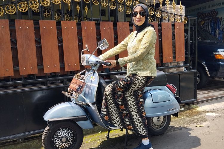 Nana, salah satu perempuan berkebaya yang mengendarai Vespa dalam peringatan Hari Kartini di Kota Kediri, Jawa Timur, Minggu (21/4/2024).