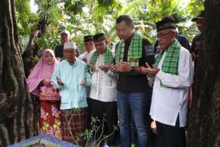 Calon gubernur DKI Jakarta Agus Harimurti Yudhoyono berziarah ke makam salah satu tokoh Betawi, Rumpi Ronda Bin Khaleng, di Cengkareng Timur, Jakarta Barat, Senin (5/12/2016).