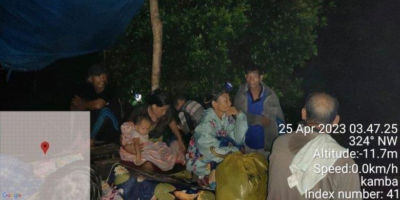 Sejumlah warga di Kecamatan Siberut Barat mengungsi ke perbukitan setelah gempa berkekuatan 7,3 dikoreksi menjadi 6,9, mengguncang Kepulauan Mentawai, Sumatera Barat, Selasa dini hari (25/4/20230.