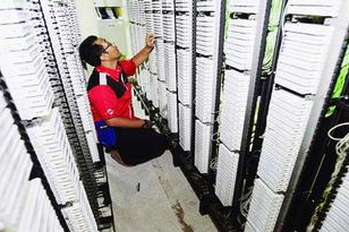Teknisi sedang memonitor panel Digital Distribution Frame di Telkomsel Telecomunication Center di Pasar Rebo, Jakarta, Kamis (17/9/2009).
