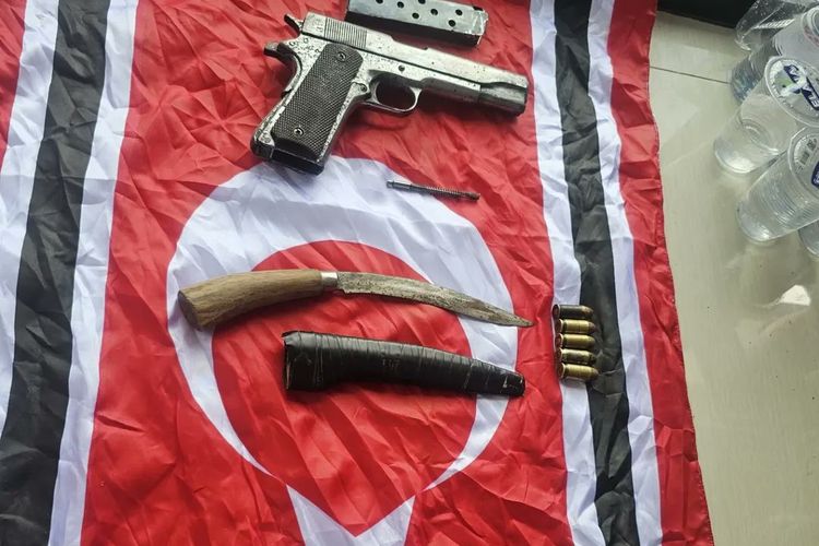 Demonstrasi di Lhokseumawe, Aceh, 25-26 Desember 2025. TNI sebut ada bendera GAM dan pistol Colt. 