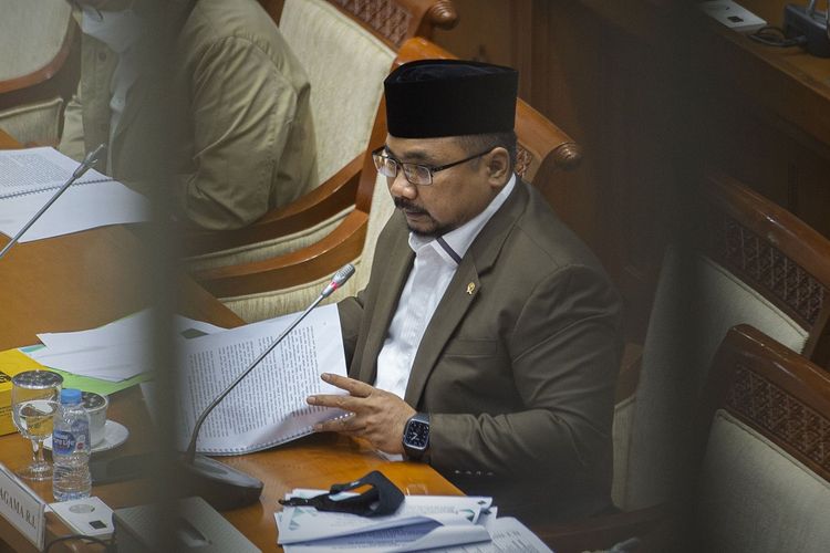 Menteri Agama Yaqut Cholil Qoumas menyampaikan paparan saat rapat kerja dengan Komisi VIII DPR di kompleks Parlemen, Senayan, Jakarta, Senin (18/1/2021). Selain mengevaluasi pelaksanaan APBN tahun anggaran 2020, rapat tersebut juga membahas isu-isu aktual, salah satunya dalam penyelenggaraan haji dan umroh pada 2021 di tengah pandemi COVID-19. ANTARA FOTO/Aditya Pradana Putra/rwa.